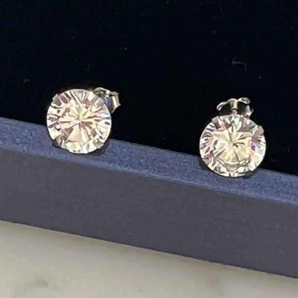 ITALO Jewelry CZ solitaire stud earrings set in 925 silver. - Picture 1 of 5